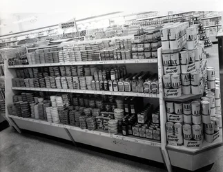 Gang met huishoudelijke benodigdheden, Woolworths winkel, 1956