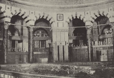 Interieur van de Omar-moskee, staande boven de rots waar Abraham wordt gedacht te hebben geofferd