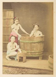 Badende Japanse meisjes, studio-opstelling van drie halfnaakte jonge Japanse vrouwen, poserend in en rond een rond houten bad, Fotograaf: onbekend, Lucas Collection: Fotografisch verslag van de wereldreis van Charles James en Morton P. Lucas
