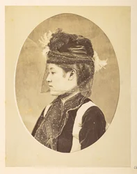Japanse vrouw in Europese kleding, Ovaal beeld; hoofd-en-schouders linker profielportret van een jonge Japanse vrouw in Europese kleding, met hoed en sluier, Fotograaf: Onbekend Lucas Collectie: Fotografisch verslag van de wereldreis van Charles James en