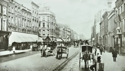 John Lewis, Oxford Street, Westminster LB: kijkend naar het oosten bij Oxford Circus, 1890