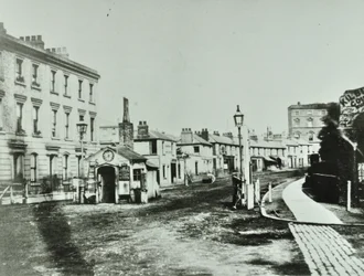 Kilburn Tolpoort aan de zuidkant van Kilburn High Road bij de kruising van Kilburn Priory, Camden Bibliotheken, 1875