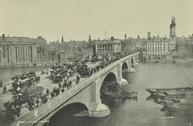 Londen Brug: paard-en-wagen omnibussen en kar, evenals voetgangers, steken de brug over, 1895