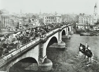 Londen Brug: paard-en-wagen verkeer op de brug, 1895