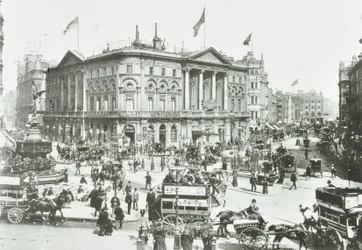 London Pavilion, Piccadilly Circus, Westminster: oostwaarts, 1895