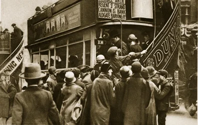 Londenaren haasten zich voor een bus op Ludgate Hill