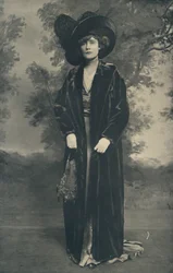 Lange jas van Alaska zeehondenvel, gevoerd met ivoorsatijn, deze jas is ook gemaakt in zeehonden muskusrat (zw/w foto)