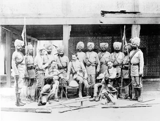 Lord Henry Rawlinson met Sikh Officieren en Gevangen Birmaanse Stammenleden