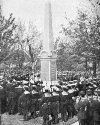 Monument ter nagedachtenis aan de officieren en mannen van H.M.S Powerful, illustratie uit The King, 25 mei 1901