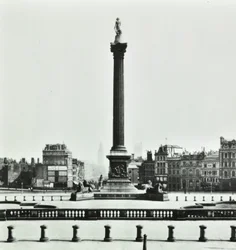 Nelsons Column, Trafalgar Square, Westminster: zuidwaarts vanaf National Gallery, 1870