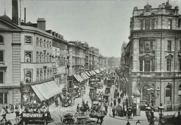 New Oxford Street: kijkend naar het oosten vanaf Saint Giles Circus, 1895