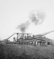 Onze 16-inch spoorwegkanonnen vernietigen de betonnen stellingen van de Hun en banen de weg voor de infanterie