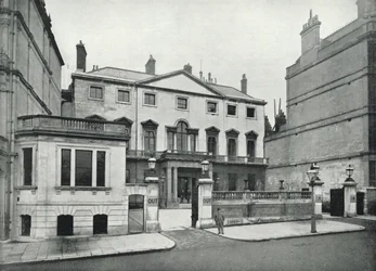 Piccadilly, de Naval and Military Club