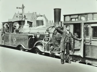 Perronportier op een treinstation, 1885