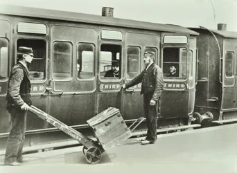 Perronportiers op een treinstation, 1885
