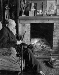 Portret van Hilaire Belloc, bij zijn huis, Kings Land, Shipley, West Sussex