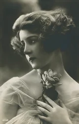 Portret van een mooie jonge vrouw met een roos