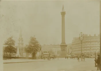 Ansichtkaart met een afbeelding van Trafalgar Square