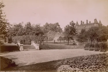 Ansichtkaart met de Inner Temple Gardens