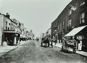 Putney High Street, kijkend naar de brug, 1885