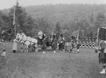Koningin Victoria presenteert kleuren aan de Cameron Highlanders, 1873