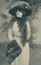 Russische Sabelstropdas, met gemonteerd hoofd, en bijpassende mof, ook gemaakt in Marter (zwart-wit foto)