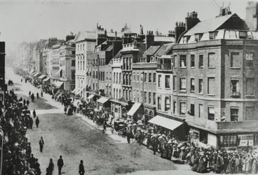 Saint Jamess Street, Westminster: noordwaarts vanaf Pall Mall, 1889