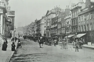 Saint Jamess Street, Westminster: noordwaarts vanaf Pall Mall, 1895
