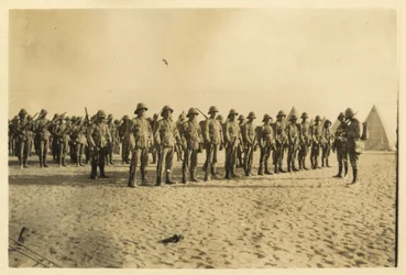 Toont een deel van mijn compagnie tijdens een parade in Shusha - Libische Woestijn, 6:30 uur, september 1916