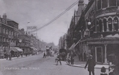 Stratford, Hoofdstraat, met Borough Theatre