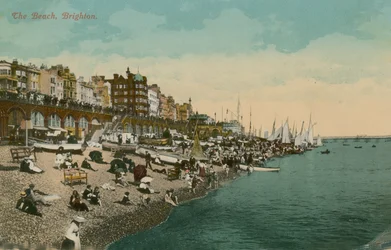 Het strand, Brighton. Ansichtkaart verzonden in 1913