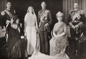 De Britse koninklijke familie bij het huwelijk van de Hertog en Hertogin van York, 1923, uit Het Verhaal van Vijfentwintig Jaar, gepubliceerd 1935