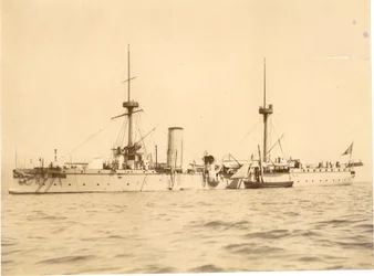 De "Chih Yuan" voor anker aan de zuidkust bij Hove, Lokale vissersboot ernaast, ca. 1886
