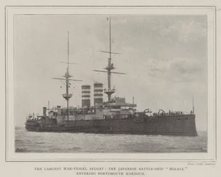 Het grootste oorlogsschip ter wereld, het Japanse slagschip Mikasa dat de haven van Portsmouth binnenvaart