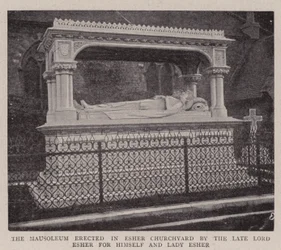 Het mausoleum opgericht in Esher Churchyard door de overleden Lord Esher voor zichzelf en Lady Esher