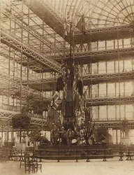 De militaire trofee opgericht bij het bezoek van Les Guides