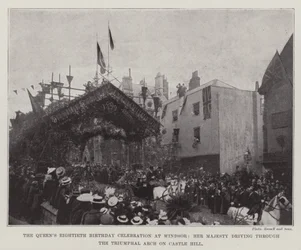 De Tachtigste Verjaardag van de Koningin in Windsor, Hare Majesteit rijdt door de Triomfboog op Castle Hill