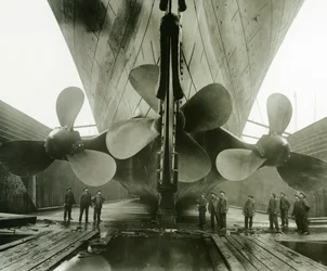 De schroeven van de Titanic in het Thompson Graving Dock van Harland en Wolff, Belfast, Ierland, 1910-11