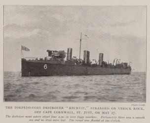 De Torpedobootjager Recruit, gestrand op Verick Rock, bij Kaap Cornwall, St Just, op 27 mei