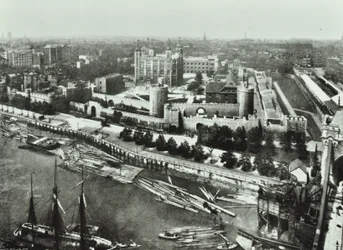 Tower of London, Tower Hill: vanaf Tower Bridge, 1890