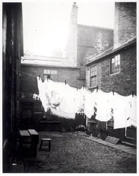 Wasklijn in Eagle and Child Yard, Hunslet, Leeds, 13 mei 1896