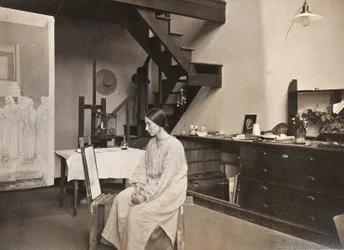 Winifred Knights in haar studio