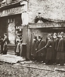 Winston Churchill tijdens het beleg van Sydney Street, Londen 1911