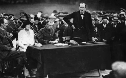 Winston Churchill tijdens een toespraak in Enfield, Engeland