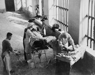 Een veldchirurgische eenheid die opereert in een Italiaanse gevangenis onder vuur tijdens de Tweede Wereldoorlog, uit een verzameling van 650 foto