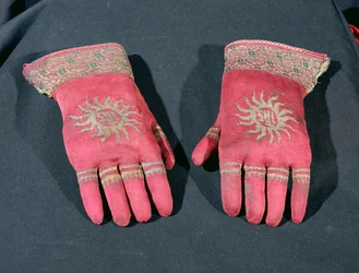Een paar gebreide zijden handschoenen, mogelijk ooit behorend tot aartsbisschop William Warham, laat 15e of vroeg 16e eeuw