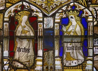 Een paneel in het oostelijke raam met de Kardinale Deugden: Waarheid (Veritas) en Gerechtigheid (Iustitia)