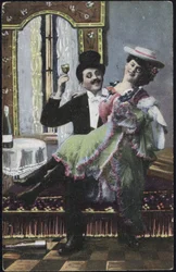 Een goedgekleed stel lacht