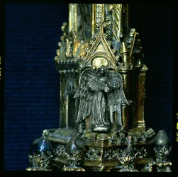 Engel die een gitaar speelt met een plectrum, detail van de kromstaf van William of Wykeham (c.1320-1404) (verguld zilver)