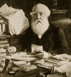 Austen Henry Layard zittend aan zijn bureau